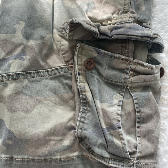 American Eagle π¦
Camo Cargo Shorts - Picture 5 of 9